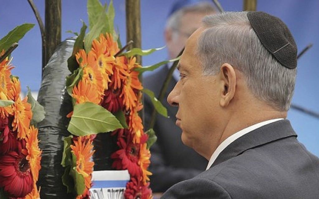 Prime Minister Benjamin Netanyahu attends a ceremony held at Mount Herzl military cemetery in Jerusalem, on Memorial Day on April 22, 2015. (photo credit: Gili Yochanan/POOL)