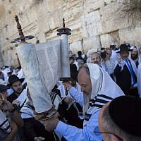 Jewish worshipers gather at the Western Wall, for the annual priestly blessing on April 6, 2015. (Yonatan Sindel/Flash90) Jewish worshipers gather at the Western Wall, for the annual priestly blessing on April 6, 2015. (Yonatan Sindel/Flash90)