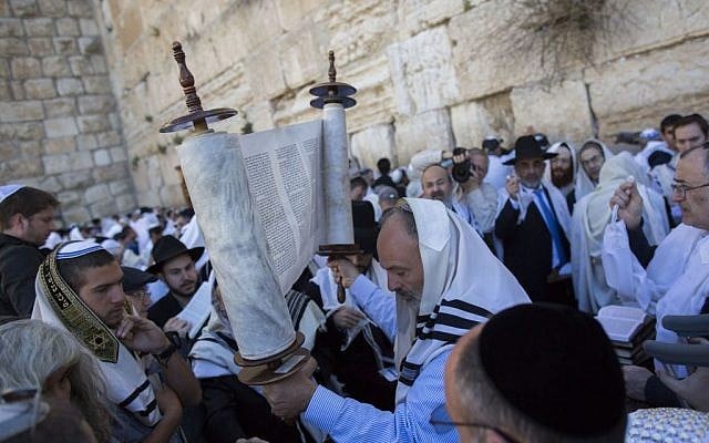 Jewish worshipers gather at the Western Wall, for the annual priestly blessing on April 6, 2015. (Yonatan Sindel/Flash90)