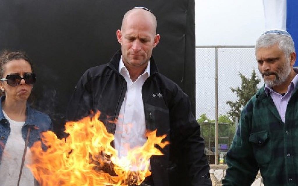 Father of Yochai Kalangala (R) and father and mother of Second Lieutenant Yuval Hyman light a torch during a memorial ceremony at a school in Efrat on April 22, 2015. (photo credit: Gershon Elinson/Flash90)