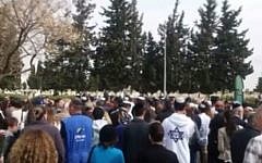 Hundreds of people attend the funeral of Holocaust survivor Benjamin Schlesinger, a man they had never met. (screen capture: Liza Lalutzashvili, DI Public Relations/Facebook)
