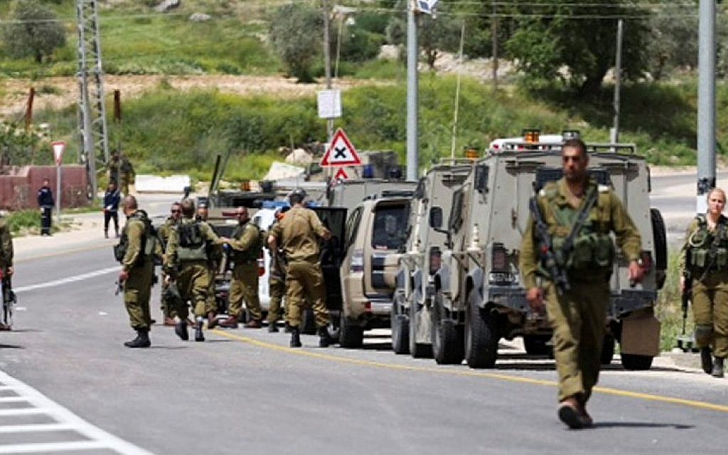 Illustrative photo of IDF soldiers at the scene of a West Bank stabbing attack, April 8, 2015. (Flash90)