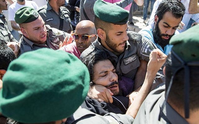 Palestinian demonstrators clash with Israeli police during the Israeli's "flag march" through Damascus Gate in Jerusalem's old city during celebrations for Jerusalem Day on May 17, 2015. (AFP PHOTO / JACK GUEZ)