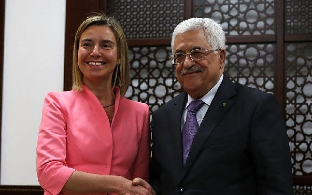 European Union foreign policy chief Federica Mogherini (L) shakes hands with Palestinian President Mahmoud Abbas following a meeting at his headquarters in the West Bank city of Ramallah, on May 20, 2015. (AFP PHOTO / ABBAS MOMANI)