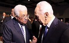 Former president Shimon Peres (right) shakes hands with Palestinian Authority President Mahmoud Abbas (left) on the opening day of the World Economic Forum on the Middle East and North Africa 2015, taking place in the Dead Sea resort of Shuneh, Jordan, on May 22, 2015. (AFP/Khalil Mazraawi)