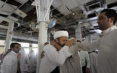 A Saudi man reacts following a blast inside a mosque, in the mainly Shiite Saudi Gulf coastal town of Qatif, 400 kms east of Riyadh, on May 22, 2015. (AFP PHOTO / HUSEIN RADWAN)