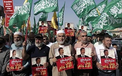 Leader of the radical northern wing of the Islamic Movement in Israel, Sheikh Raed Salah (center) attends a demonstration organized by the movement against the death sentence handed to Egypt's ousted president Mohamed Morsi, in the town of Kfar Kana, in northern Israel, on May 23, 2015. (AFP/ AHMAD GHARABLI)