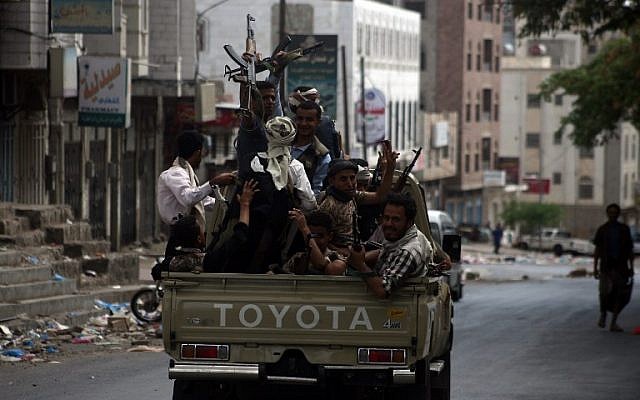 Armed Yemeni tribal gunmen from the Popular Resistance Committees loyal to Yemen's fugitive President Abd Rabbo Mansour Hadi, monitor a street in the southern city of Taez during ongoing clashes with Shiite Houthi rebels on May 24, 2015. (AFP PHOTO / ABDUL RAHMAN ALBALLAH) Armed Yemeni tribal gunmen from the Popular Resistance Committees loyal to Yemen's fugitive President Abd Rabbo Mansour Hadi, monitor a street in the southern city of Taez during ongoing clashes with Shiite Houthi rebels on May 24, 2015. (AFP PHOTO / ABDUL RAHMAN ALBALLAH)