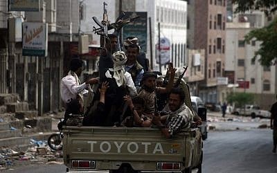 Armed Yemeni tribal gunmen from a group loyal to Yemen's fugitive President Abedrabbo Mansour Hadi, monitor a street in the southern city of Taez during ongoing clashes with Shiite Houthi rebels on May 24, 2015. (AFP / ABDUL RAHMAN ALBALLAH)