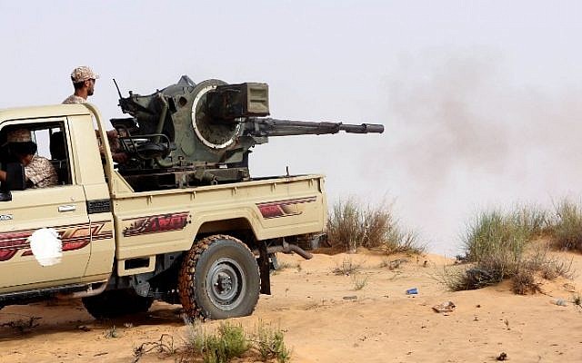 Fighters from the Fajr Libya (Libya Dawn) militia during clashes with forces loyal to Libya's internationally recognized government, west of the capital Tripoli, May 25, 2015. (AFP / MAHMUD TURKIA)