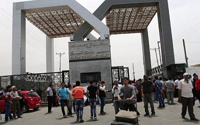 Palestinians coming from Egypt cross into the Gaza Strip through the Rafah border crossing, on May 26, 2015. (AFP/SAID KHATIB)