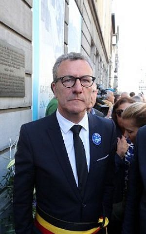 Brussels City mayor Yvan Mayeur (L) and Belgian Prime Minister Charles Michel (R) attend a tribute ceremony at the Jewish museum in Brussels on May 24, 2015. (Nicolas Maeterlinck/AFP)