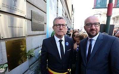 Brussels City mayor Yvan Mayeur (L) and Belgian Prime Minister Charles Michel (R) attend a tribute ceremony at the Jewish museum in Brussels on May 24, 2015. (Nicolas Maeterlinck/AFP)