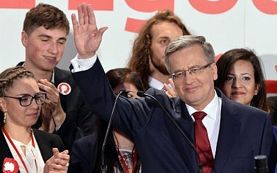Former Polish president Bronislaw Komorowski seen reacting after the announcement of the exit poll results of the second round of the presidential election in Warsaw, on May 24, 2015. (AFP PHOTO/JANEK SKARZYNSKI)