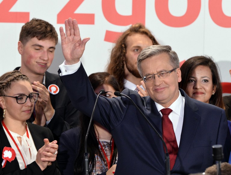 Polish President Bronislaw Komorowski reacts after the announcement of the exit poll results of the second round of the presidential election in Warsaw, on May 24, 2015. (AFP PHOTO/JANEK SKARZYNSKI) Polish President Bronislaw Komorowski reacts after the announcement of the exit poll results of the second round of the presidential election in Warsaw, on May 24, 2015. (AFP PHOTO/JANEK SKARZYNSKI)