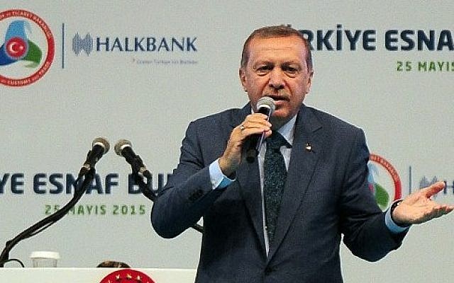 Turkish President Recep Tayyip Erdogan delivers a speech in Istanbul during a Turkish tradesmen's meeting, on May 25, 2015. (AFP/Ozan Kose)