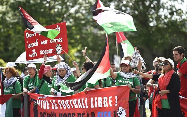 Palestinian activists protest in front of the Hallenstadium where the 65th FIFA Congress takes place in Zurich on May 29, 2015. (AFP PHOTO / MICHAEL BUHOLZER)