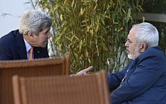 US Secretary of State John Kerry (left) talks with Iranian Foreign Minister Mohammad Javad Zarif in Geneva, Switzerland, May 30, 2015. (AFP/Susan Walsh, Pool)