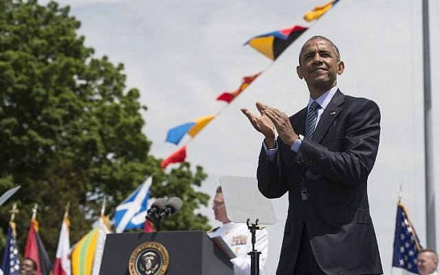 US President Barack Obama clapping his hands in New London, Connecticut, on May 20, 2015. (AFP PHOTO/NICHOLAS KAMM)