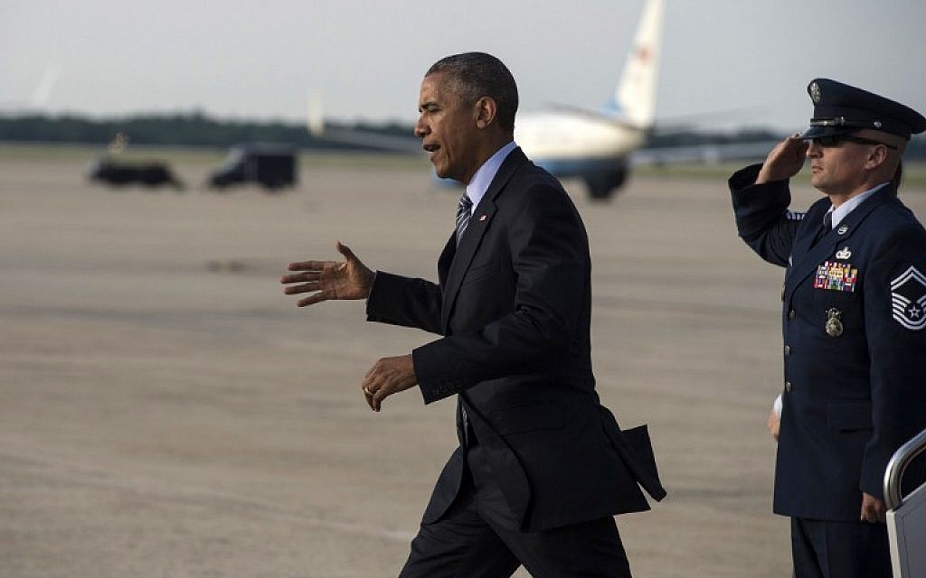 US President Barack Obama walks off Air Force One at Andrews Air Force Base in Maryland on May 20, 2015 after returning from the134th Commencement Exercises of the United States Coast Guard Academy in New London London, Connecticut, and a fundraiser in nearby Stamford. (AFP PHOTO/NICHOLAS KAMM)