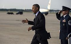 US President Barack Obama walks off Air Force One at Andrews Air Force Base in Maryland on May 20, 2015 after returning from the134th Commencement Exercises of the United States Coast Guard Academy in New London London, Connecticut, and a fundraiser in nearby Stamford. (AFP PHOTO/NICHOLAS KAMM)