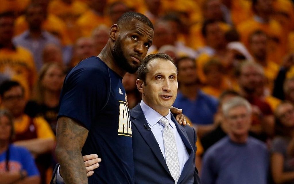 LeBron James #23 of the Cleveland Cavaliers and head coach David Blatt speak late in the fourth quarter against the Atlanta Hawks during Game Four of the Eastern Conference Finals of the 2015 NBA Playoffs at Quicken Loans Arena on May 26, 2015 in Cleveland, Ohio (Gregory Shamus/Getty Images/AFP) LeBron James #23 of the Cleveland Cavaliers and head coach David Blatt speak late in the fourth quarter against the Atlanta Hawks during Game Four of the Eastern Conference Finals of the 2015 NBA Playoffs at Quicken Loans Arena on May 26, 2015 in Cleveland, Ohio (Gregory Shamus/Getty Images/AFP)