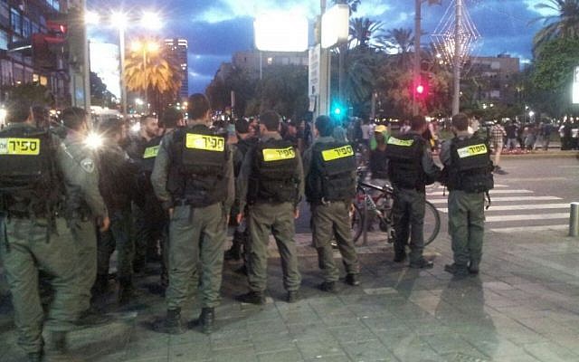 Riot police in Rabin Square, Tel Aviv on May 3, 2015 (photo credit: Judah Ari Gross/Times of Israel)