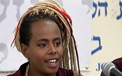 Ethiopian-Israeli Inbar Bugale explains the demands that activists want from the government in order to improve the quality of life of her community, Tel Aviv, May 10, 2015. (screen capture: Channel 2)