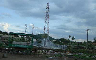Cellphone base station tower (Photo credit: D.Pranhu/Wikimedia)