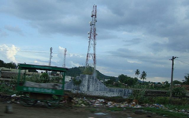 Cellphone base station tower (Photo credit: D.Pranhu/Wikimedia)