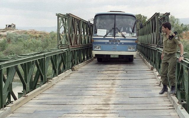 Illustrative photo of a bus crossing the Allenby Bridge (Flash90)