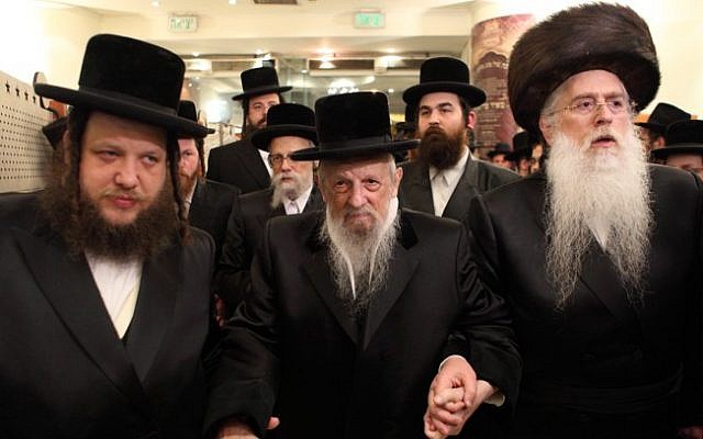 Illustrative: The rebbe of the Vizhnitz Hasidic dynasty, center. (Yaakov Naumi/Flash90)