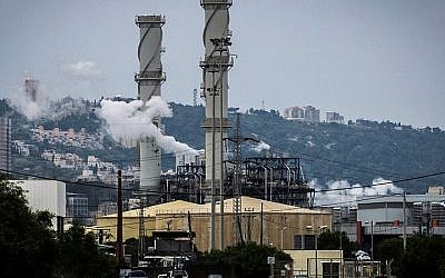 Pollution in Haifa, April 15, 2015. (Basel Awidat/FLASH90)