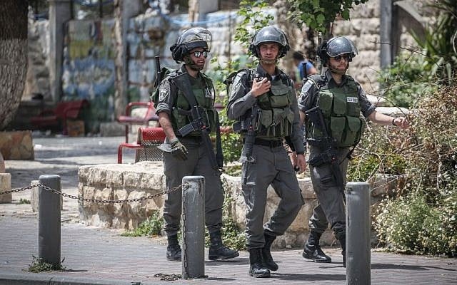 Israeli border policemen standing guard, on April 27, 2015. (Hadas Parush/Flash90)
