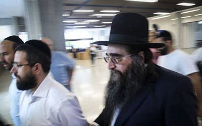 Rabbi Yoshiyahu Yosef Pinto (R) seen in the Tel Aviv District Court,  May 3, 2015. (photo credit: Flash90)