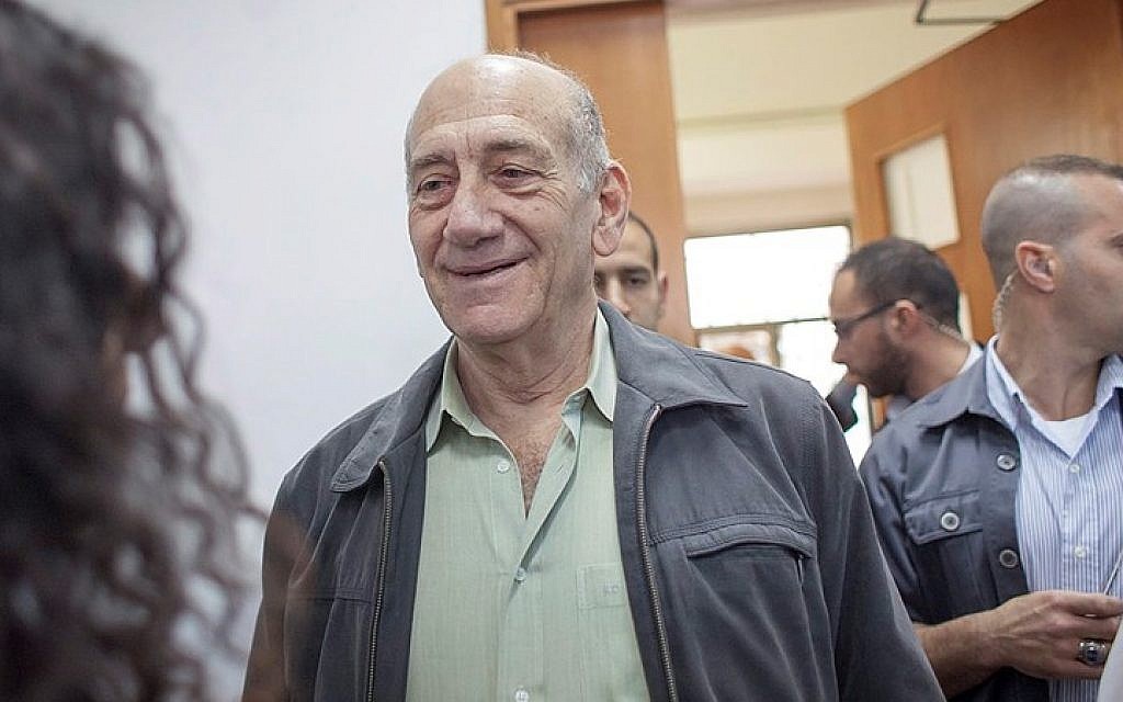 Former prime minister Ehud Olmert seen at the Jerusalem District Court for a sentencing hearing a month after the court found him guilty of fraud and breach of trust, May 05, 2015. (Emil Salman/Flash90) Former prime minister Ehud Olmert seen at the Jerusalem District Court for a sentencing hearing a month after the court found him guilty of fraud and breach of trust, May 05, 2015. (Emil Salman/Flash90)