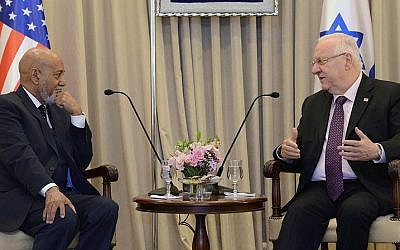 President Reuven Rivlin (R) meets with US congressman Alcee Hasting, head of a delegation of six members of Congress, Republicans and Democrats from the US, at the president's residence in Jerusalem on May 05, 2015. (Photo credit: Mark Neyman/GPO)