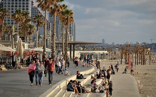 The promenade and hotels along the beach in Tel Aviv, May 3, 2015 (Serge Attal/Flash90)