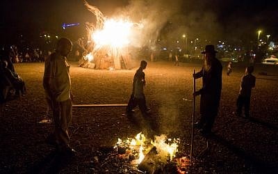 Residents near a big bonfire during celebrations of the Jewish holiday of Lag B'Omer in Jerusalem on May 6, 2015. (Yonatan Sindel/Flash90)