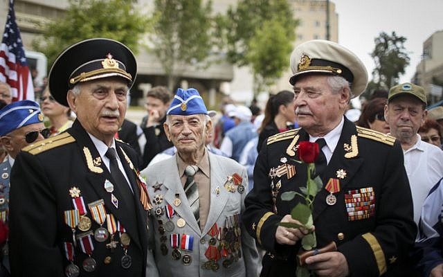 Russian-Israeli World War II veterans take part in the parade in honor of 70 years since the Allies' victory over Nazi Germany in World War II, in the center of Jerusalem. May 10, 2015. (photo credit: Nati Shohat/Flash 90)