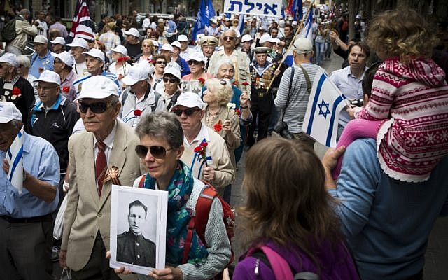 Russian-Israeli World War II veterans take part in the parade in honor of 70 years since the Allies' victory over Nazi Germany in World War II, in the center of Jerusalem. May 10, 2015. (photo credit: Nati Shohat/Flash 90) 