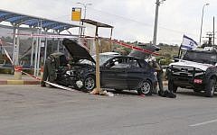 Israeli security forces inspect the vehicle of a Palestinian attacker who ran over Israelis near Alon Shvut, Gush Etzion, on May 14, 2015. Photo by Gershon Elinson/Flash9