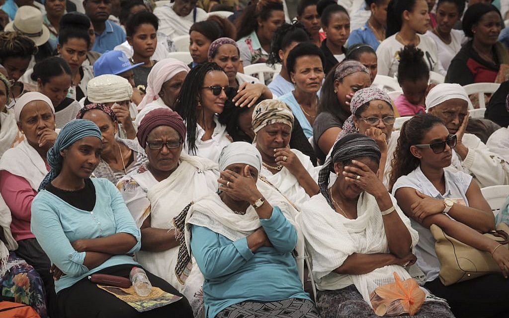 Jewish Ethiopians attend a memorial ceremony in remembrance of those who fell on their trip from Ethiopian to Israel, on Mount Herzl, May 17, 2015.  (Gil Yochanan/POOL)