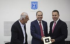 Newly appointed Interior Minister Silvan Shalom and outgoing minister Gilad Erdan at a ceremony for held at the Ministry of the Interior in Jerusalem on May 17, 2015. (Hadas Parush/Flash90)