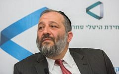 File: Aryeh Deri seen at a ceremony to take up his position at the Economy Ministry, May 17, 2015. (Yonatan Sindel/Flash90)