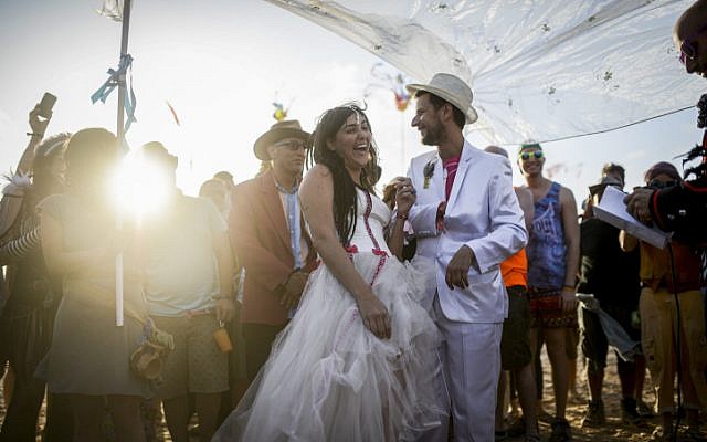 Midburn organizer Itamar Cohen surprised his girlfriend, Daria Frost, with a proposal and immediate wedding during Midburn, located near Sde Boker. (Ben Kelmer/Flash90)