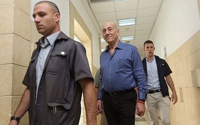 Former prime minister Ehud Olmert, center, arriving at Jerusalem District Court on May 25, 2015. (Gili Yohanan/POOL)