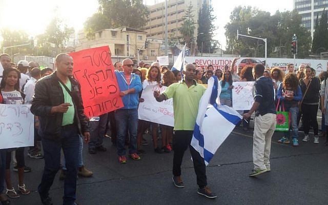 Protesters chant slogans, demonstrate against police brutality in Tel Aviv on May 3, 2015 (photo credit: Judah Ari Gross/Times of Israel)