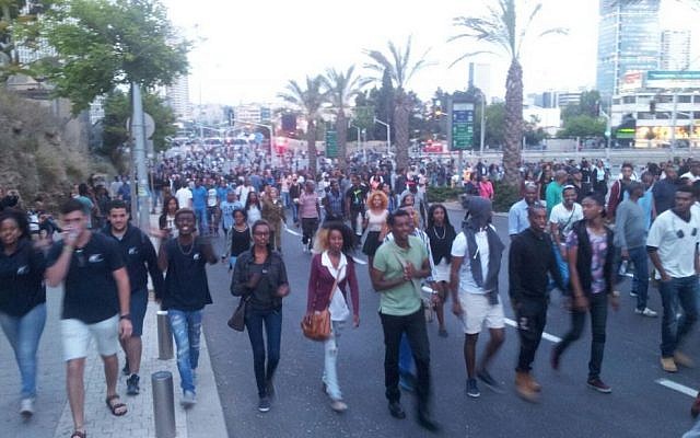 Protesters in Tel Aviv on May 3, 2015 (photo credit: Judah Ari Gross/Times of Israel)