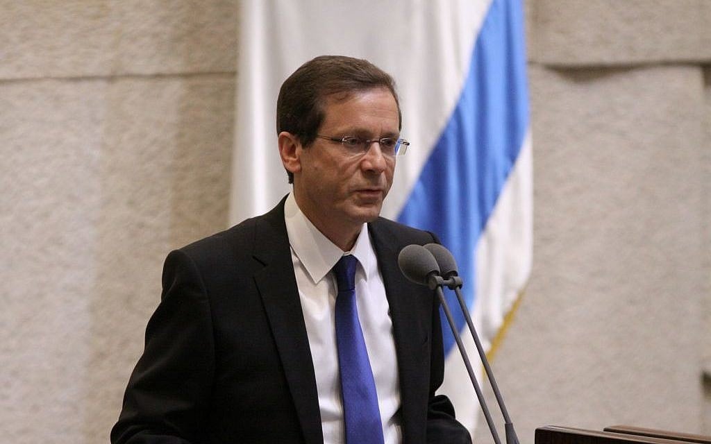Zionist Union leader MK Isaac Herzog speaks in the Knesset, May 15, 2015. (Knesset spokesperson)